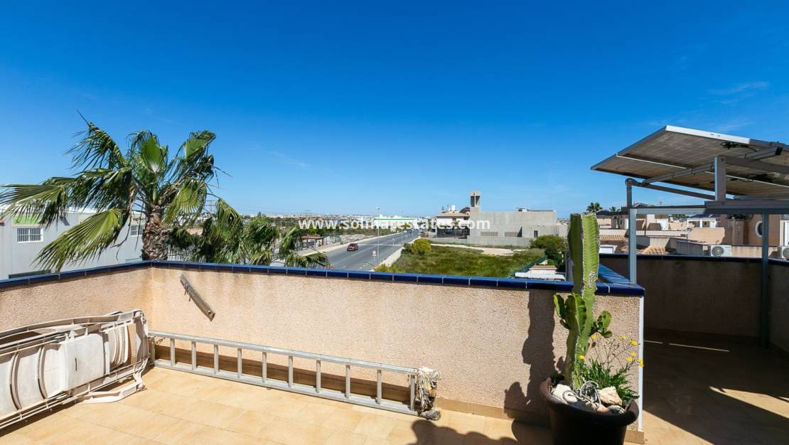 2 slaapkamer Halfvrijstaande villa te koop in Cabo Roig met zwembad - € 295.000 (Ref: 9905060)