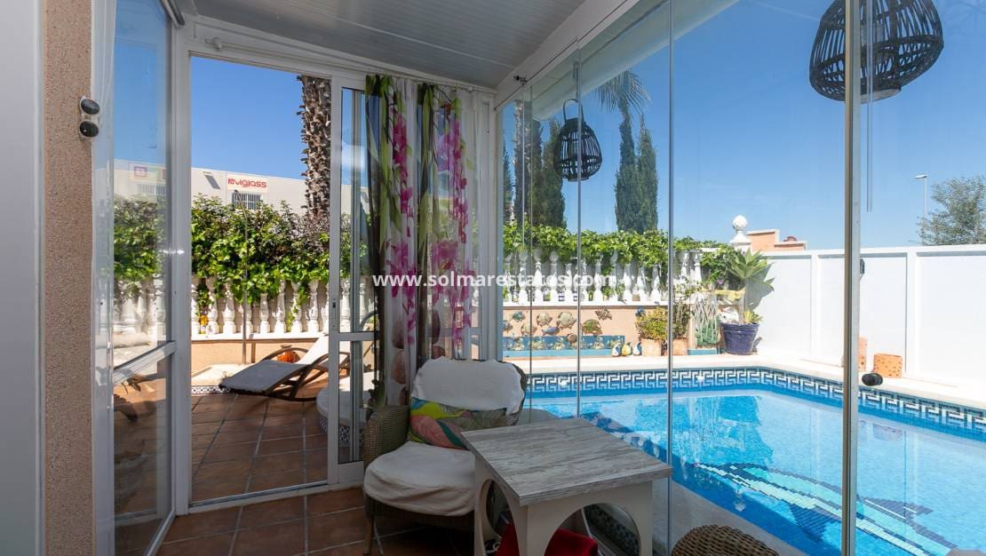 2 slaapkamer Halfvrijstaande villa te koop in Cabo Roig met zwembad - € 295.000 (Ref: 9905060)