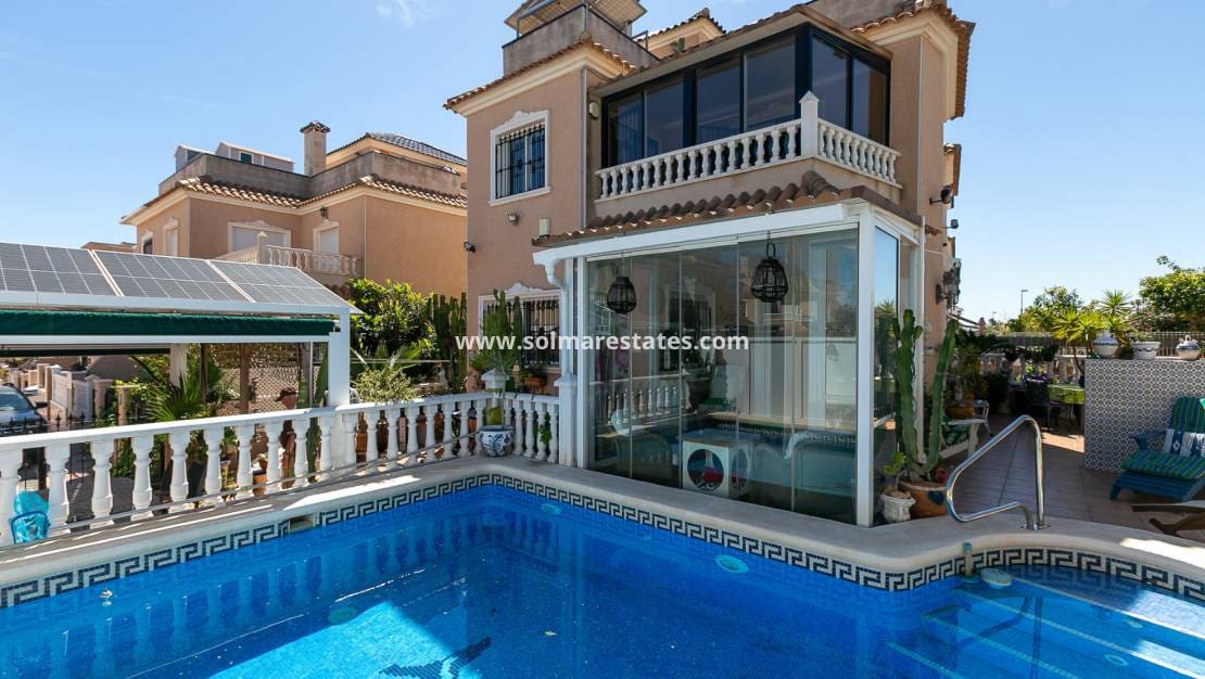 2 bedroom Semi-detached Villa for sale in Cabo Roig with pool - € 289,000 (Ref: 9905060)