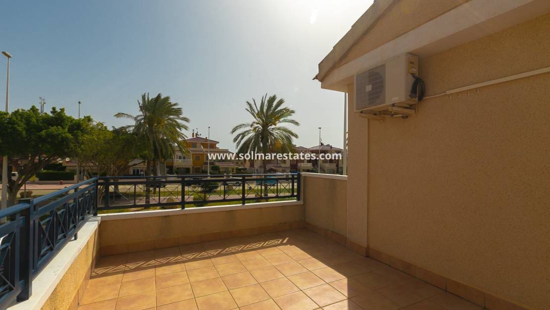 2 makuuhuone Paritalo myytävänä paikassa Playa Flamenca mukana uima-altaan - 270 000 € (Ref: 9905061)