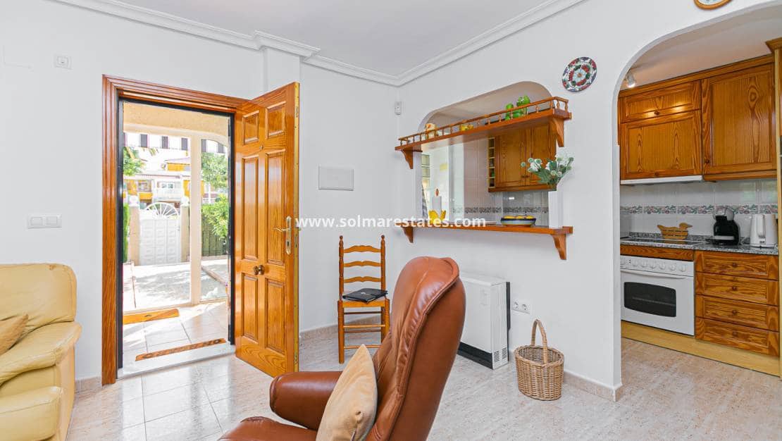 2 makuuhuone Paritalo myytävänä paikassa Playa Flamenca mukana uima-altaan - 270 000 € (Ref: 9905061)