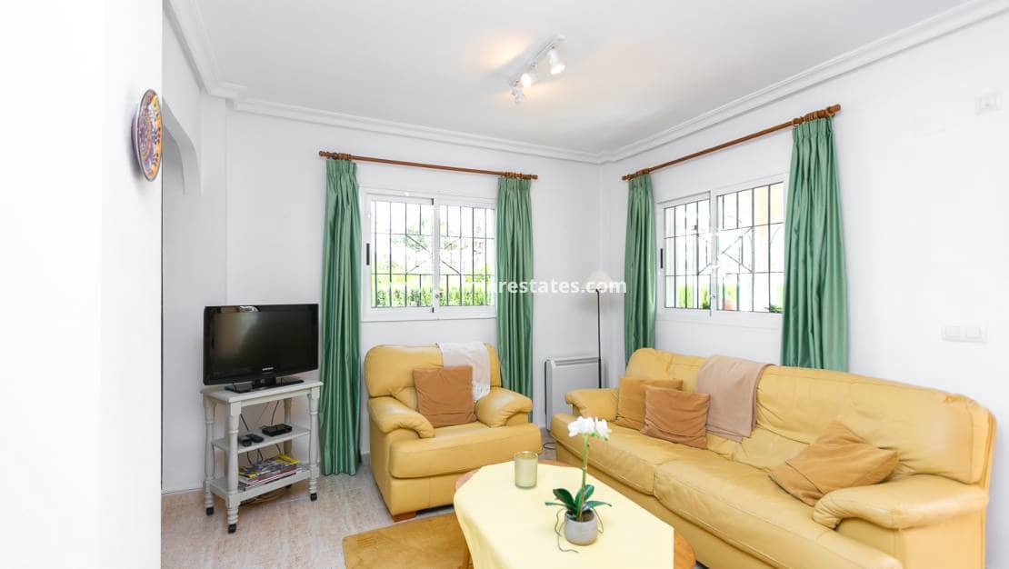 2 makuuhuone Paritalo myytävänä paikassa Playa Flamenca mukana uima-altaan - 270 000 € (Ref: 9905061)