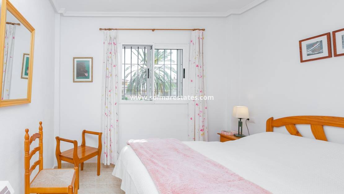 2 makuuhuone Paritalo myytävänä paikassa Playa Flamenca mukana uima-altaan - 270 000 € (Ref: 9905061)
