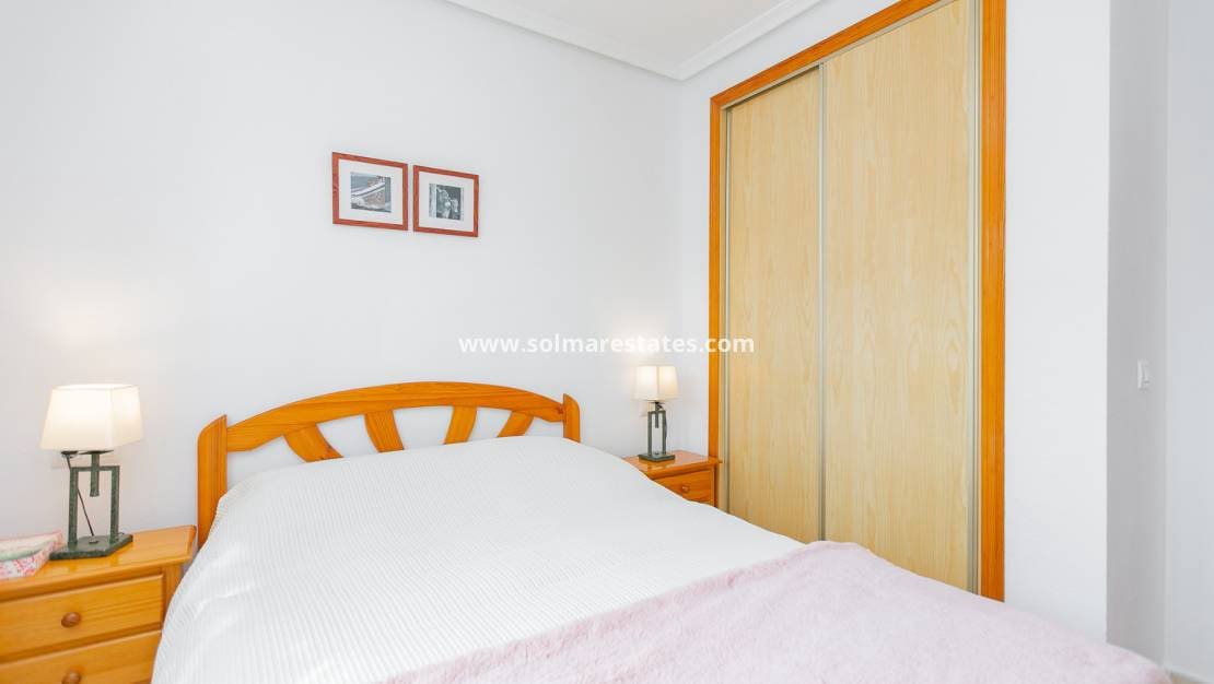 2 makuuhuone Paritalo myytävänä paikassa Playa Flamenca mukana uima-altaan - 270 000 € (Ref: 9905061)