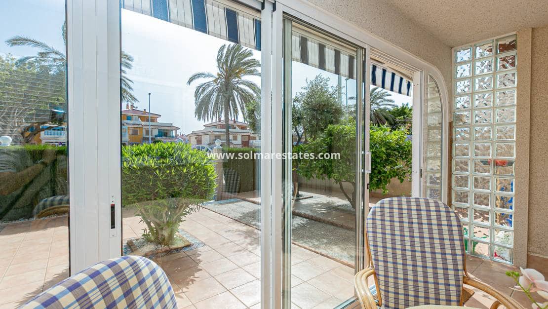 2 makuuhuone Paritalo myytävänä paikassa Playa Flamenca mukana uima-altaan - 270 000 € (Ref: 9905061)