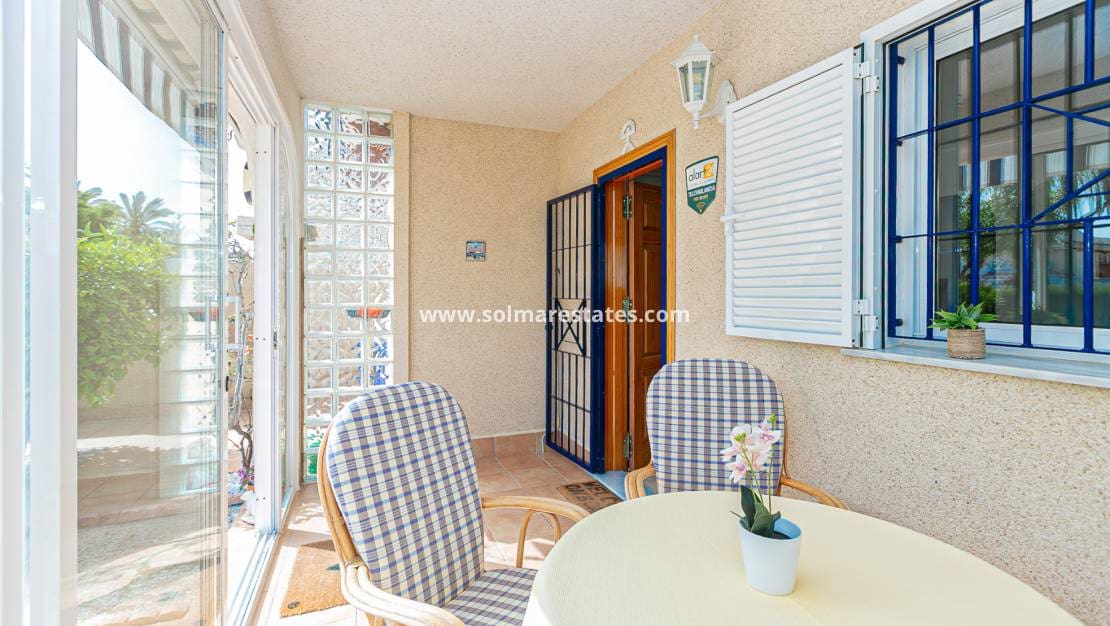 2 makuuhuone Paritalo myytävänä paikassa Playa Flamenca mukana uima-altaan - 270 000 € (Ref: 9905061)