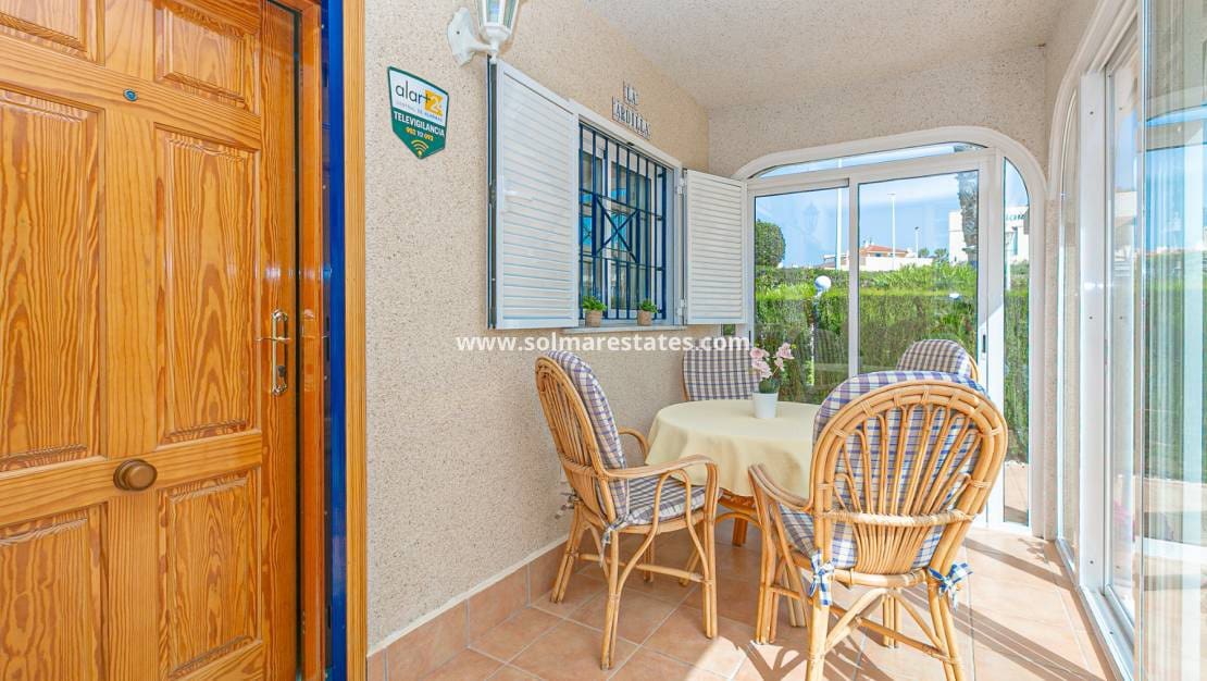 2 makuuhuone Paritalo myytävänä paikassa Playa Flamenca mukana uima-altaan - 270 000 € (Ref: 9905061)