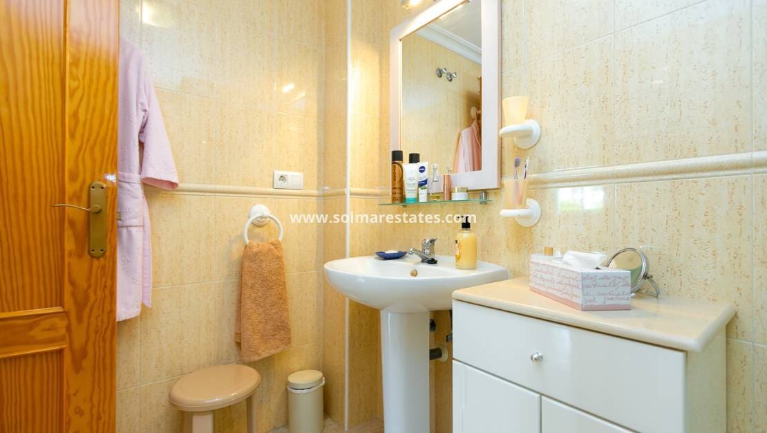 2 makuuhuone Paritalo myytävänä paikassa Playa Flamenca mukana uima-altaan - 270 000 € (Ref: 9905061)