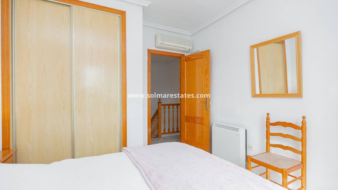 2 makuuhuone Paritalo myytävänä paikassa Playa Flamenca mukana uima-altaan - 270 000 € (Ref: 9905061)