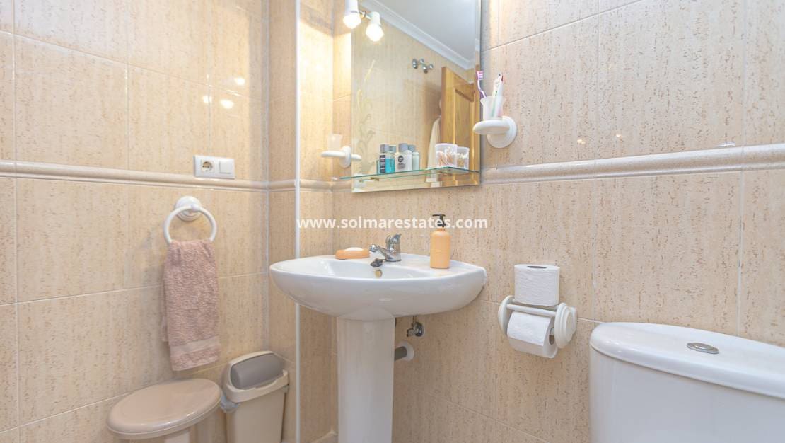 2 makuuhuone Paritalo myytävänä paikassa Playa Flamenca mukana uima-altaan - 270 000 € (Ref: 9905061)