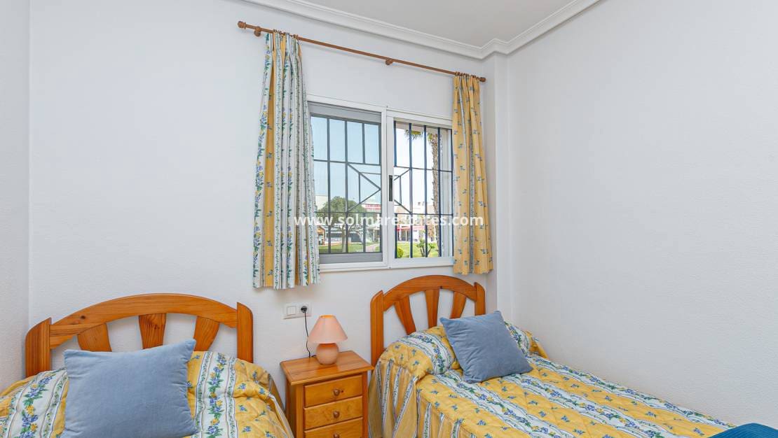 2 makuuhuone Paritalo myytävänä paikassa Playa Flamenca mukana uima-altaan - 270 000 € (Ref: 9905061)