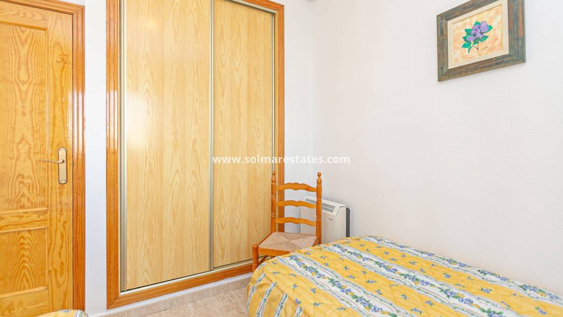 2 makuuhuone Paritalo myytävänä paikassa Playa Flamenca mukana uima-altaan - 270 000 € (Ref: 9905061)
