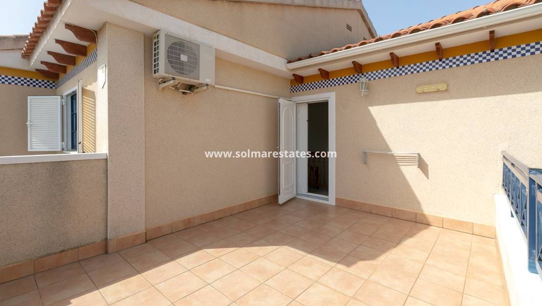 2 makuuhuone Paritalo myytävänä paikassa Playa Flamenca mukana uima-altaan - 270 000 € (Ref: 9905061)