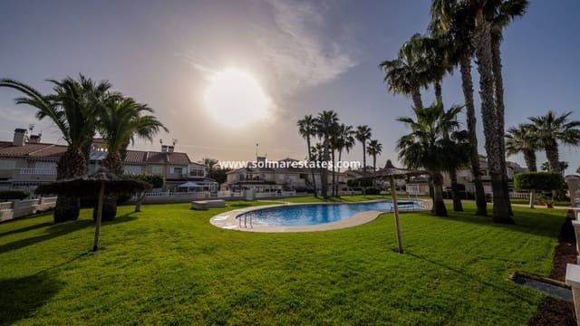 2 makuuhuone Paritalo myytävänä paikassa Playa Flamenca, Orihuela - 270 000 € (Ref: 9905061)