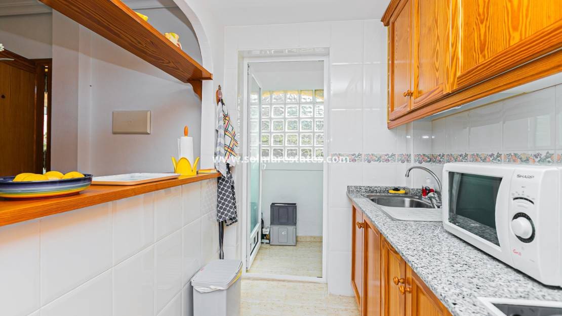 2 makuuhuone Paritalo myytävänä paikassa Playa Flamenca mukana uima-altaan - 270 000 € (Ref: 9905061)