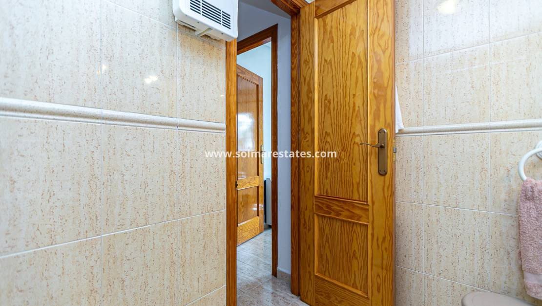 2 makuuhuone Paritalo myytävänä paikassa Playa Flamenca mukana uima-altaan - 270 000 € (Ref: 9905061)