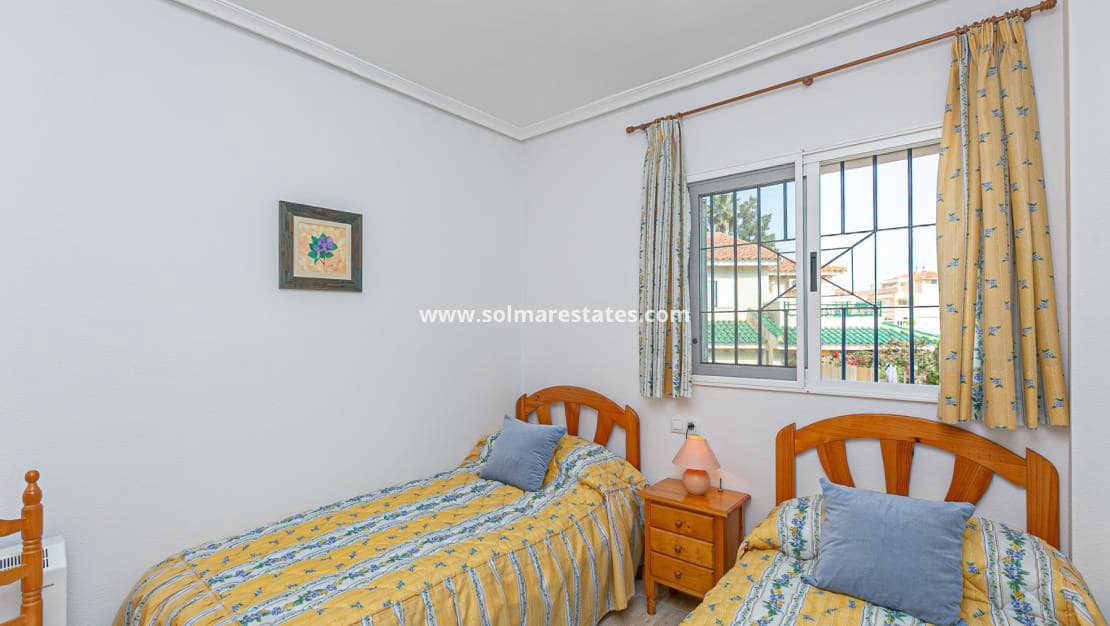2 makuuhuone Paritalo myytävänä paikassa Playa Flamenca mukana uima-altaan - 270 000 € (Ref: 9905061)