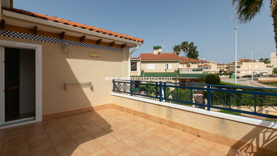 2 makuuhuone Paritalo myytävänä paikassa Playa Flamenca mukana uima-altaan - 270 000 € (Ref: 9905061)