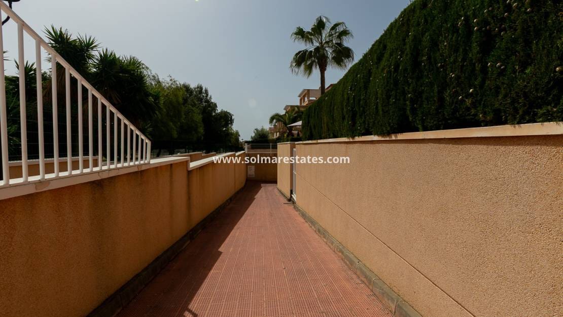 2 makuuhuone Paritalo myytävänä paikassa Playa Flamenca mukana uima-altaan - 270 000 € (Ref: 9905061)