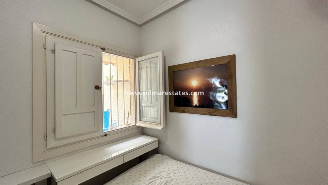 2 soverom Bungalow til salgs i La Florida med svømmebasseng - € 145 000 (Ref: 9909048)