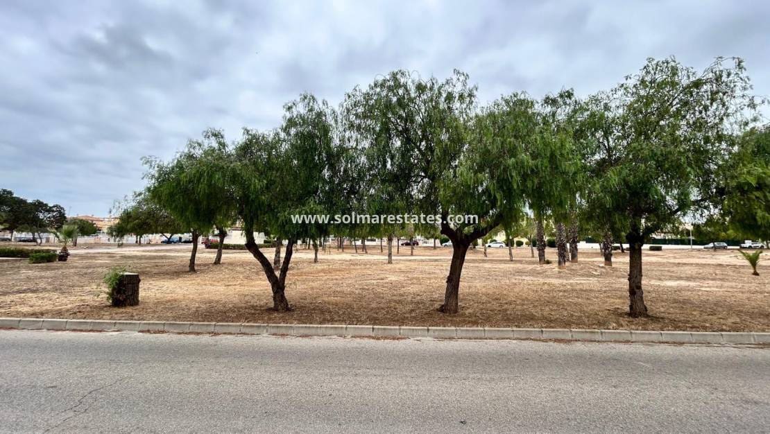 2 soverom Bungalow til salgs i La Florida med svømmebasseng - € 145 000 (Ref: 9909048)