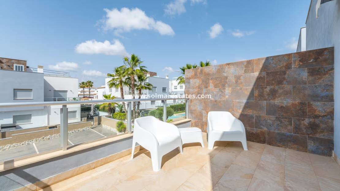3 sovrum Semi-fristående Villa till salu i Orihuela Costa med pool - 360 000 € (Ref: 9911726)