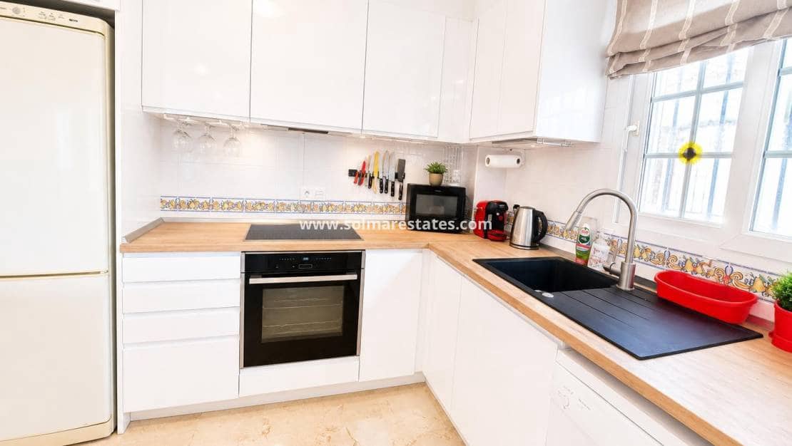 2 soveværelse Lejlighed til salg i Villamartin med swimmingpool - € 239.995 (Ref: 9912382)