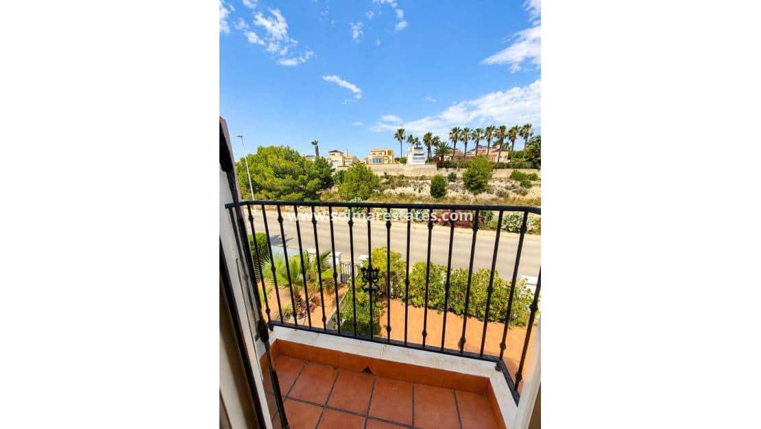 2 soveværelse Lejlighed til salg i Villamartin med swimmingpool - € 239.995 (Ref: 9912382)