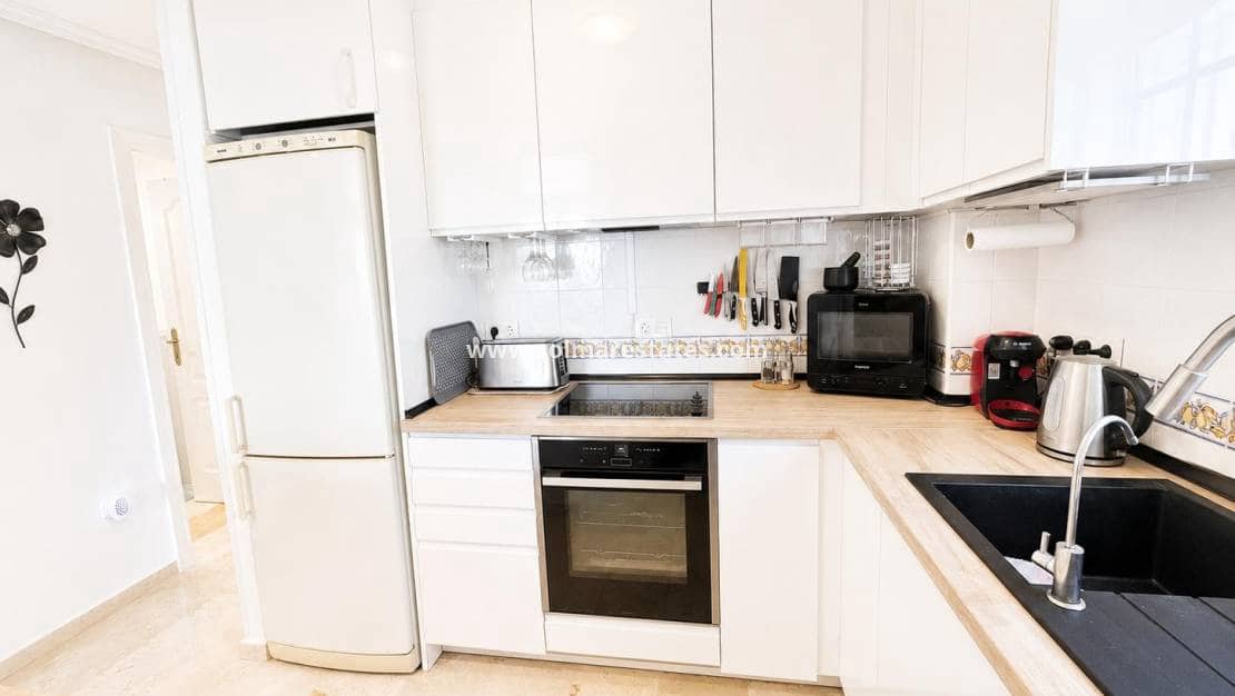 2 soveværelse Lejlighed til salg i Villamartin med swimmingpool - € 239.995 (Ref: 9912382)