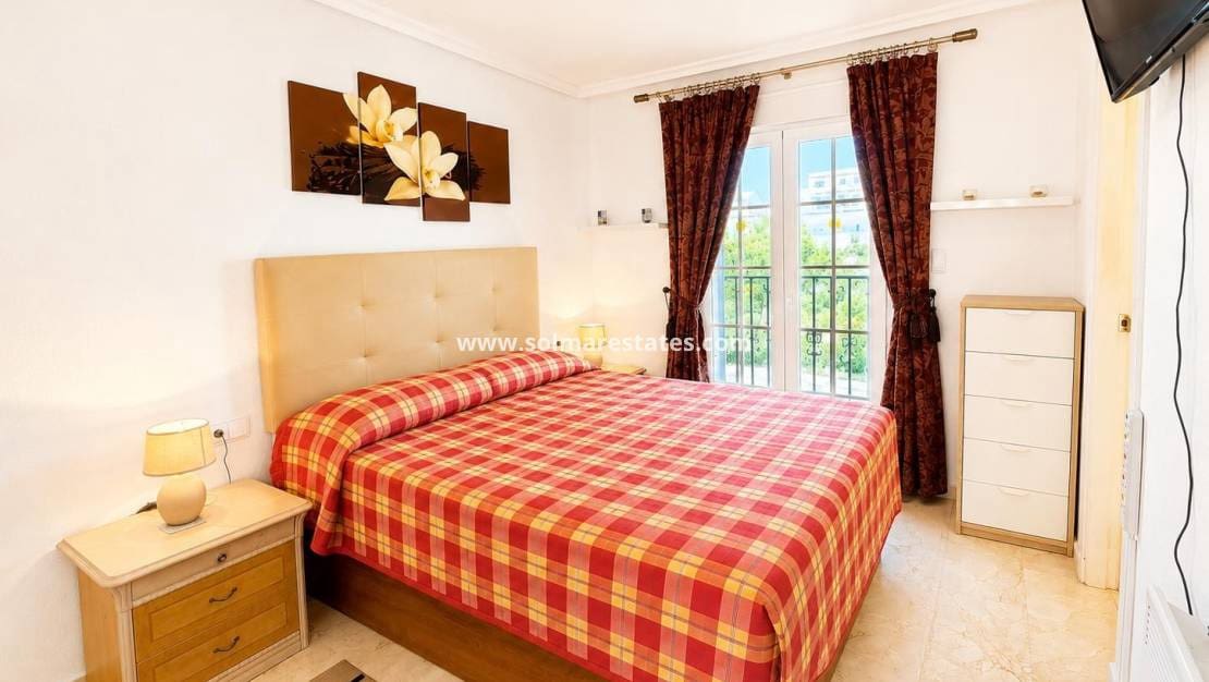 2 soveværelse Lejlighed til salg i Villamartin med swimmingpool - € 239.995 (Ref: 9912382)