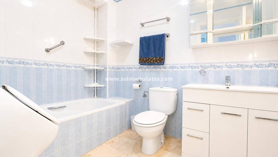 2 soveværelse Lejlighed til salg i Villamartin med swimmingpool - € 239.995 (Ref: 9912382)