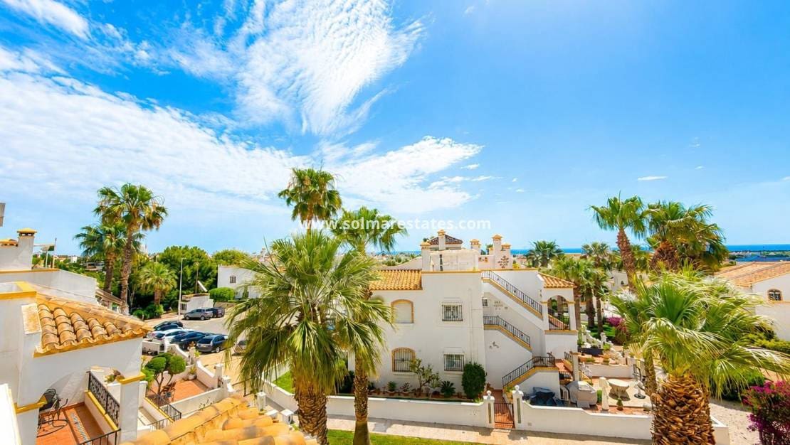 2 soveværelse Lejlighed til salg i Villamartin med swimmingpool - € 239.995 (Ref: 9912382)
