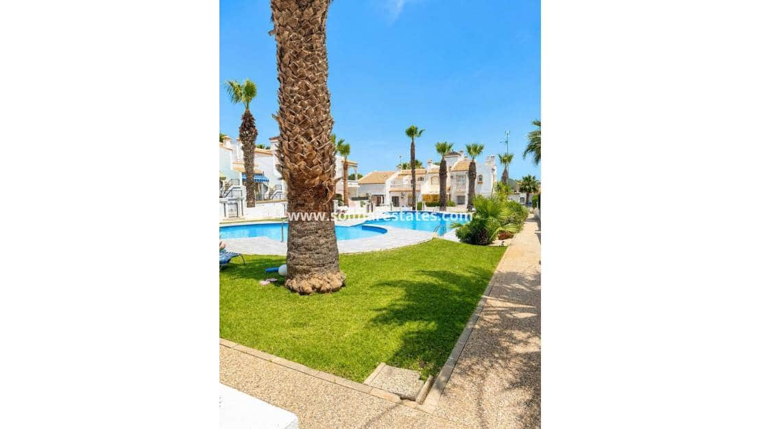 2 soveværelse Lejlighed til salg i Villamartin med swimmingpool - € 239.995 (Ref: 9912382)