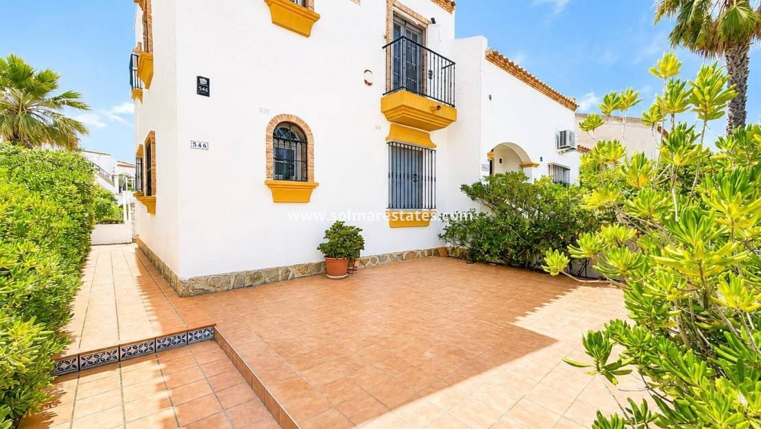 2 soveværelse Lejlighed til salg i Villamartin med swimmingpool - € 239.995 (Ref: 9912382)