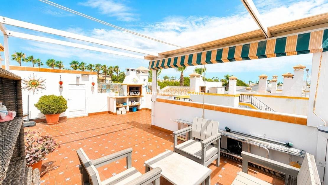2 soveværelse Lejlighed til salg i Villamartin med swimmingpool - € 239.995 (Ref: 9912382)