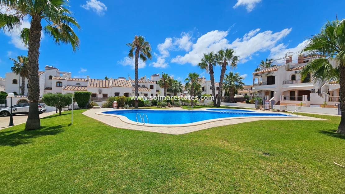 2 quarto Casa em Banda para venda em Villamartin com piscina - 239 000 € (Ref: 9912383)