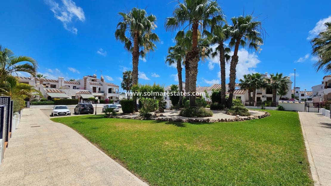 2 quarto Casa em Banda para venda em Villamartin com piscina - 239 000 € (Ref: 9912383)