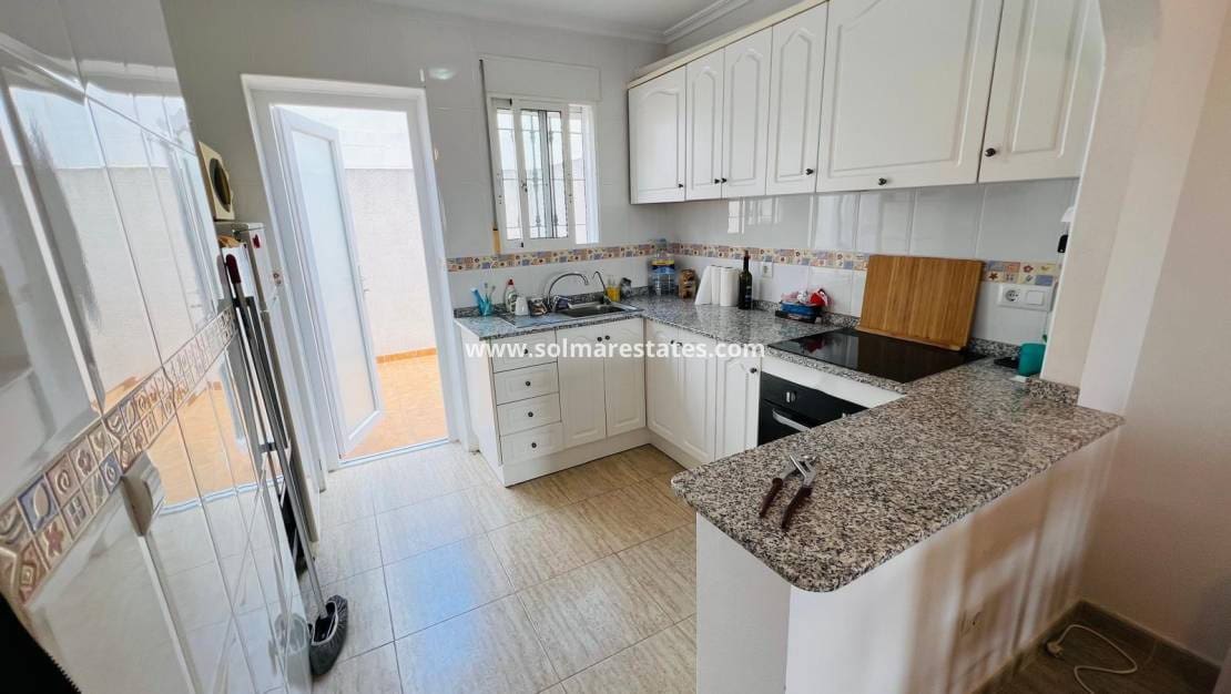 Bungalow de 2 habitaciones en Daya Nueva en venta con piscina - 140.000 € (Ref: 9914932)
