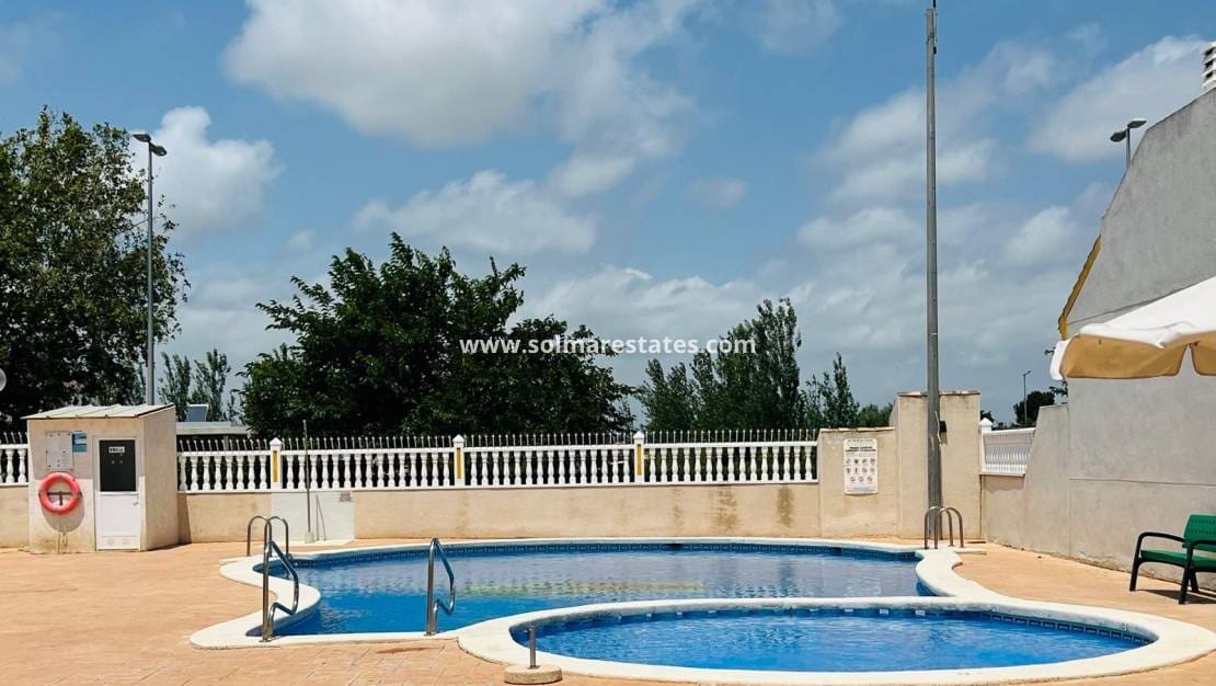 Bungalow de 2 habitaciones en Daya Nueva en venta con piscina - 140.000 € (Ref: 9914932)