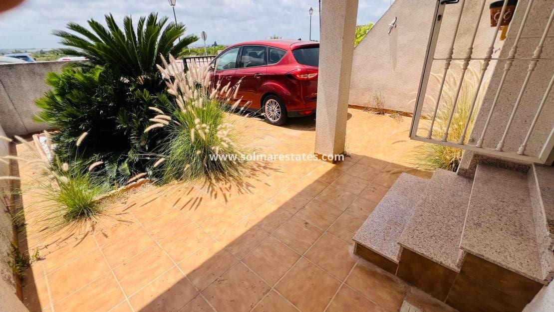 Bungalow de 2 habitaciones en Daya Nueva en venta con piscina - 140.000 € (Ref: 9914932)