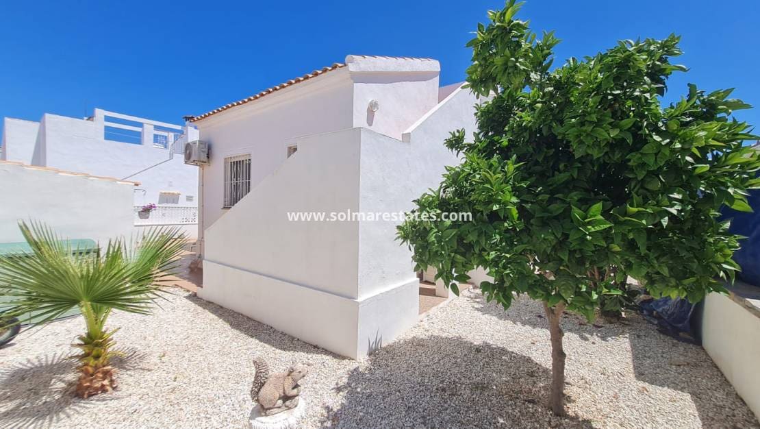 2 makuuhuone Huvila myytävänä paikassa La Florida mukana uima-altaan - 399 900 € (Ref: 9914933)