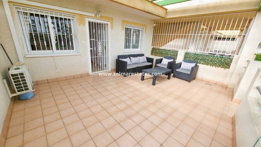 Apartamento de 2 habitaciones en Villamartin en venta con piscina - 149.950 € (Ref: 9914991)
