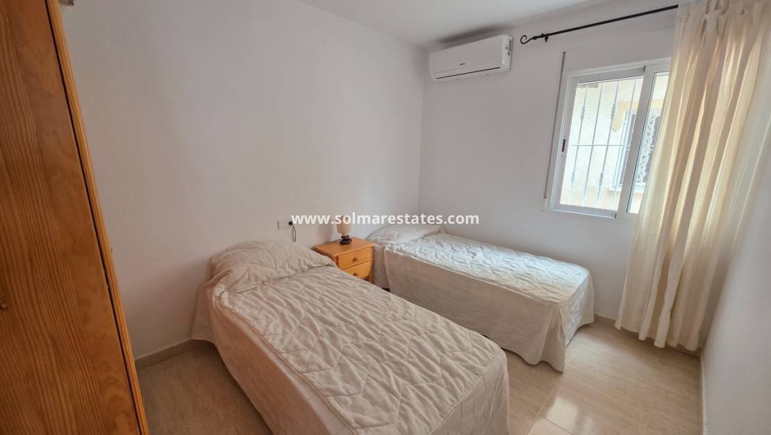 Apartamento de 2 habitaciones en Villamartin en venta con piscina - 149.950 € (Ref: 9914991)