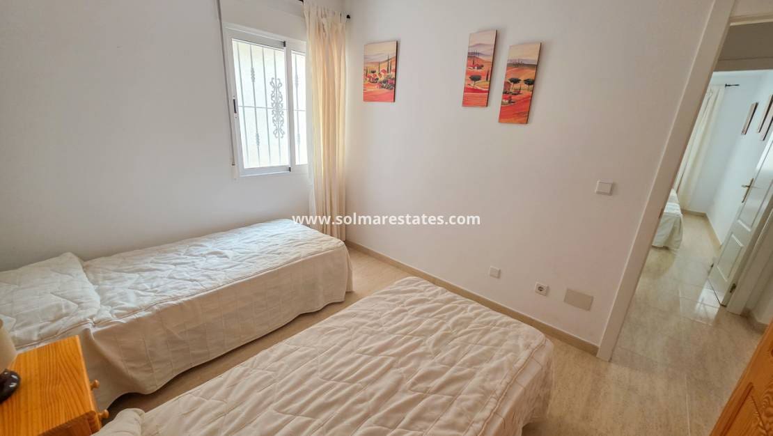 Apartamento de 2 habitaciones en Villamartin en venta con piscina - 149.950 € (Ref: 9914991)