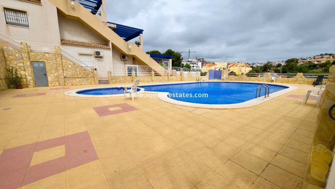 Apartamento de 2 habitaciones en Villamartin en venta con piscina - 149.950 € (Ref: 9914991)