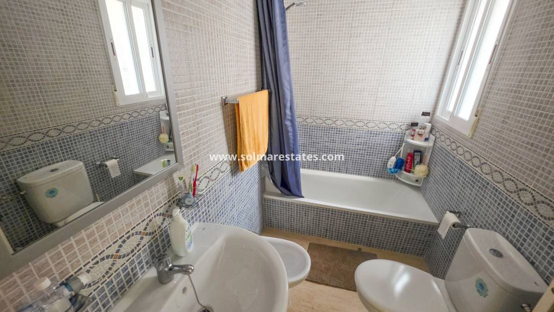 Apartamento de 2 habitaciones en Villamartin en venta con piscina - 149.950 € (Ref: 9914991)