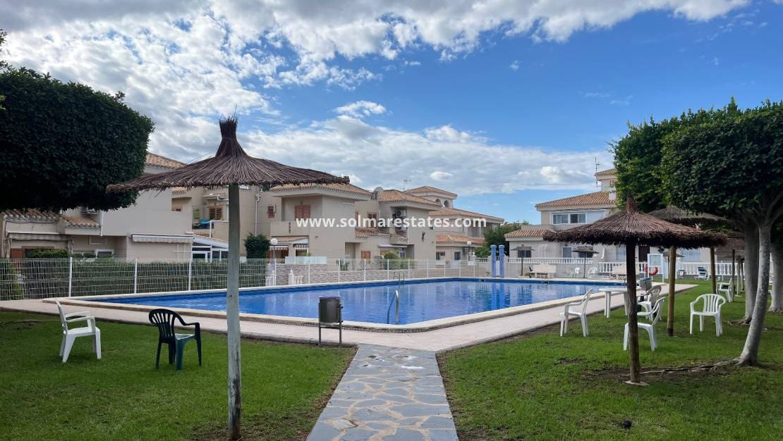 3 chambre Villa/Maison Semi-Mitoyenne à vendre à Playa Flamenca avec piscine - 325 000 € (Ref: 9918608)