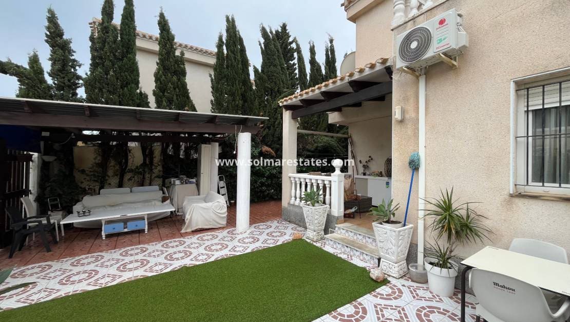 3 chambre Villa/Maison Semi-Mitoyenne à vendre à Playa Flamenca avec piscine - 325 000 € (Ref: 9918608)