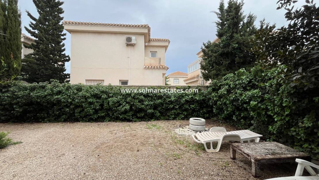 3 chambre Villa/Maison Semi-Mitoyenne à vendre à Playa Flamenca avec piscine - 325 000 € (Ref: 9918608)