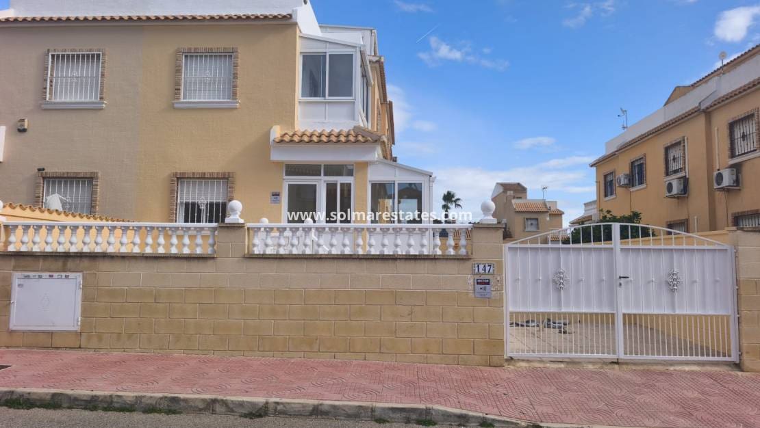 3 makuuhuone Omakotitalo myytävänä paikassa Ciudad Quesada mukana uima-altaan - 275 000 € (Ref: 9918609)